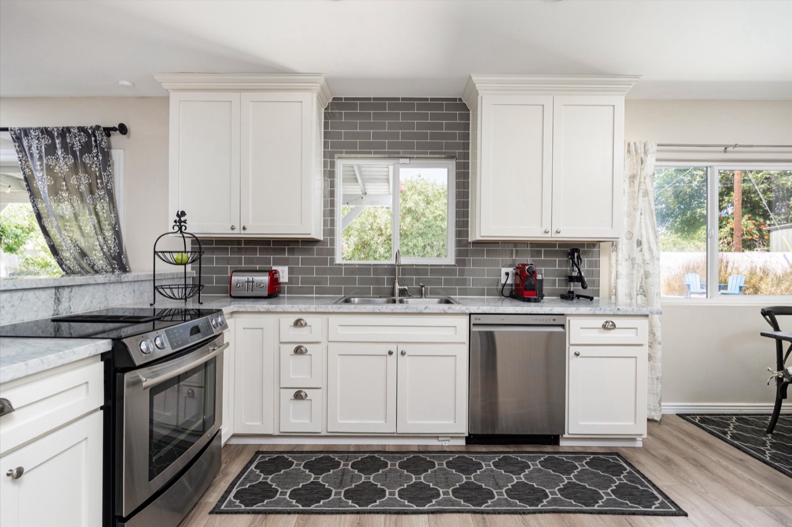 3252 E Glenrosa, photo 4 of 9
